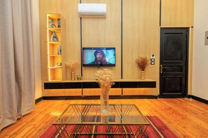 Suíte estúdio luxo | Área de estar | TV LCD 43 polegadas com canais via satélite, TV, impressoras