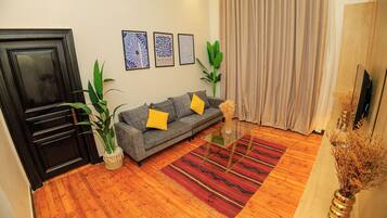 Deluxe-studiosviitti | Oleskelualue | 43–tuumainen LCD-televisio, jossa satelliittikanavat