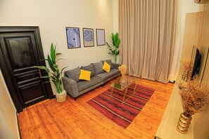 Deluxe-Studiosuite | Wohnbereich | 43-Zoll-LCD-Fernseher mit Satellitenempfang, Fernseher, Drucker