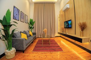 Studio Suite Deluxe | Khu phòng khách | TV LCD 43-inch có truyền hình vệ tinh, TV, máy in 