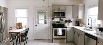 "The Carlisle" WARM MODERN STAY w/ Yard -Greyline