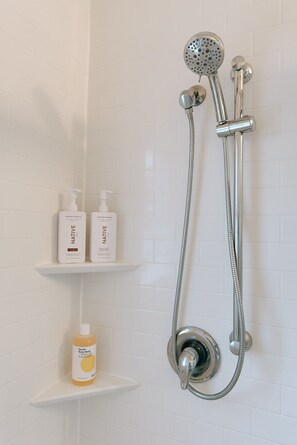 Een douche, een haardroger, handdoeken, zeep