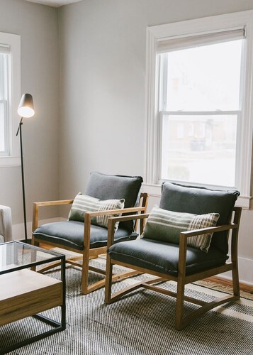 "The Carlisle" WARM MODERN STAY w/ Yard -Greyline