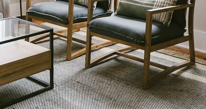 "The Carlisle" WARM MODERN STAY w/ Yard -Greyline