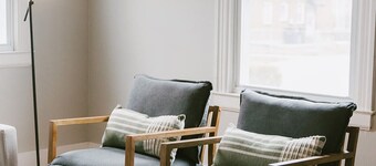 "The Carlisle" WARM MODERN STAY w/ Yard -Greyline