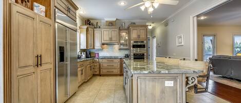 冰箱、微波炉、烤箱、炉灶