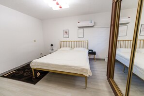 标准房 | 客房内保险箱、办公桌、笔记本电脑工作区、遮光窗帘