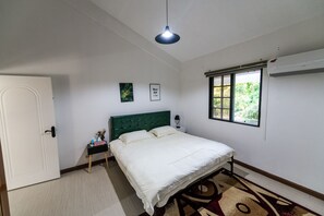 Tallelokero huoneessa, työpöytä