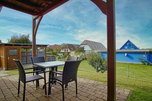 Outdoor dining - Chic apartment with terrace, free swimming pool & sauna - Haus De niege Wech apartment 01 (Mönchgut)