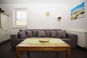 TV, stereo - Chic apartment with terrace, free swimming pool & sauna - Haus De niege Wech apartment 01 (Mönchgut)