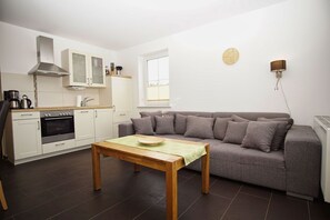 TV, stereo - Chic apartment with terrace, free swimming pool & sauna - Haus De niege Wech apartment 01 (Mönchgut)