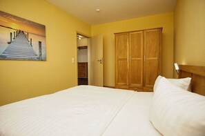 2 bedrooms, WiFi - Chic apartment with terrace, free swimming pool & sauna - Haus De niege Wech FeWo 02 (Mönchgut)