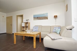 TV, stereo - Chic apartment with terrace, free swimming pool & sauna - Haus De niege Wech FeWo 02 (Mönchgut)