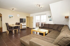 Een televisie en een stereo