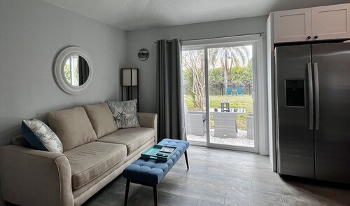 SeaShell Suite on waterfront property with FREE kayaks, bikes and fishing poles