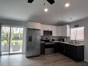 Refrigerador, microondas, horno y parrilla de estufa 