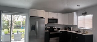 SeaShell Suite on waterfront property with FREE kayaks, bikes and fishing poles