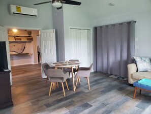 Dining - SeaShell Suite on waterfront property with FREE kayaks, bikes and fishing poles (North Port)