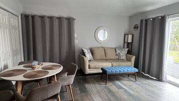 TV connectée, cheminée, livres