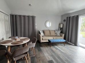 Smart TV, chimenea y libros 