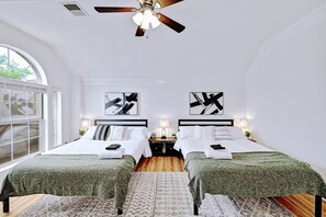 3 bedrooms, desk, laptop workspace, iron/ironing board - Large Dog Friendly House w/ Fenced yard! Sleeps 14 (Austin)