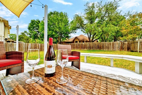 Large Dog Friendly House w/ Fenced yard! Sleeps 14
