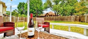 Large Dog Friendly House w/ Fenced yard! Sleeps 14