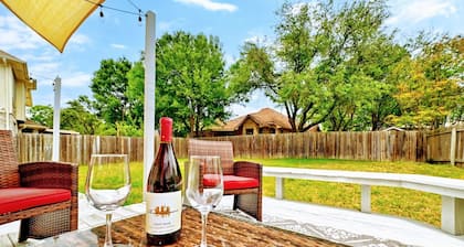 Large Dog Friendly House w/ Fenced yard! Sleeps 14