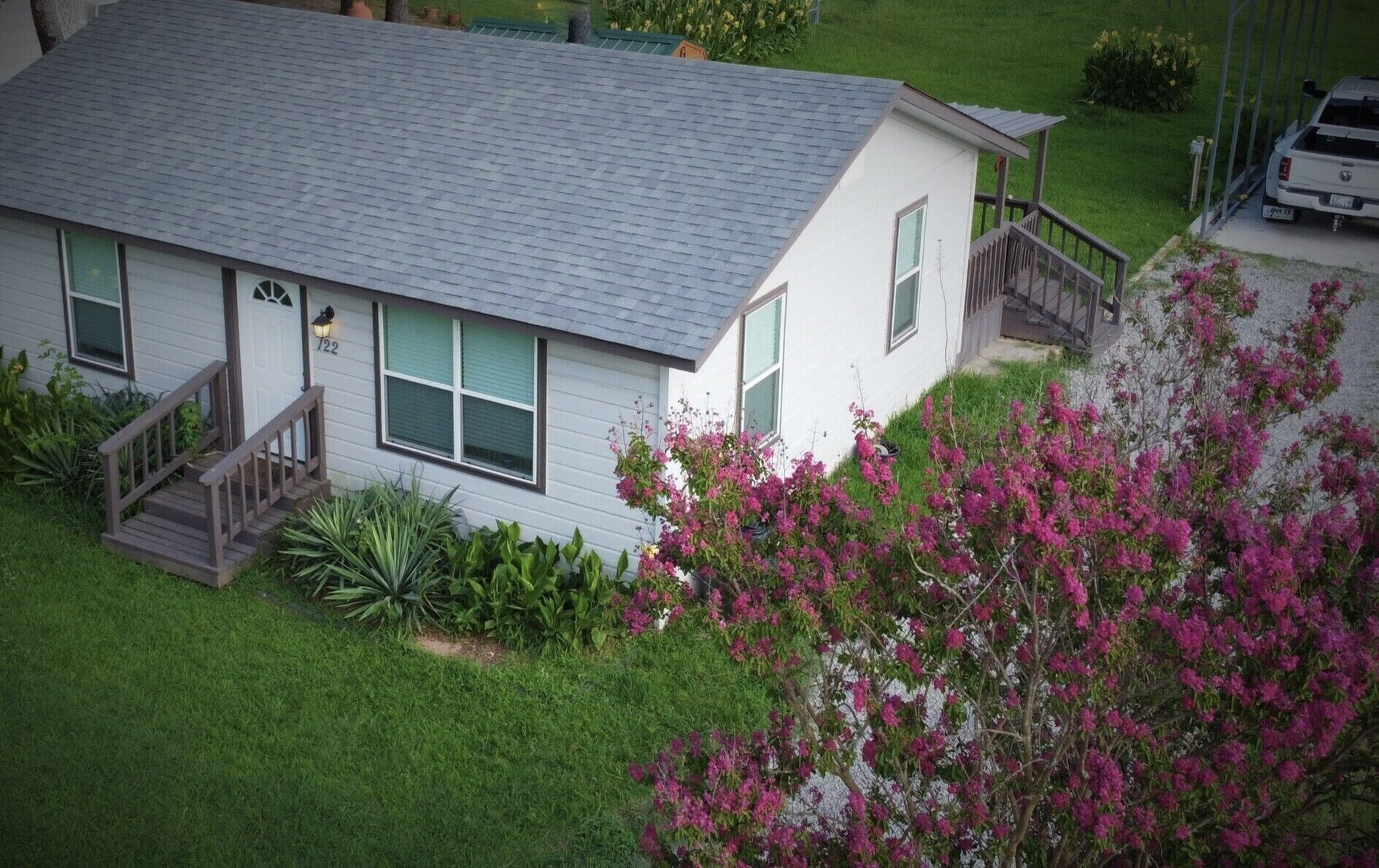 Upstream Cottage-Lake Texoma. RV awning to park boat. Near boat ramp & marina.