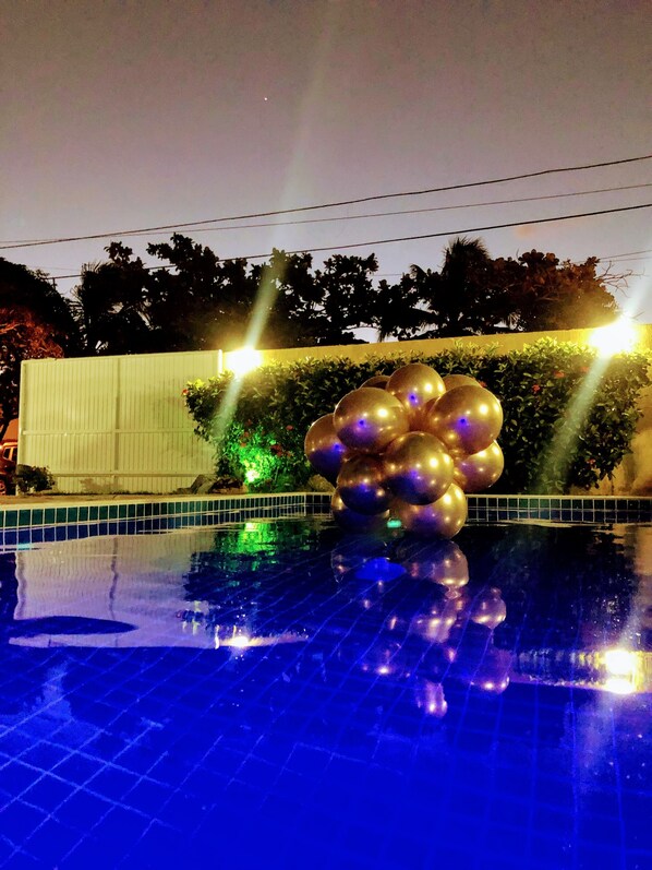 Una piscina al aire libre