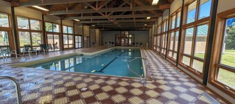 Large Pet Friendly Private Home in Forest Ridge Resort with outdoor pool (FR8CL)