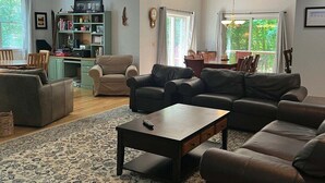 A living room with a sofa set, a coffee table, and a bookshelf. - Pet Friendly Private Home, Located in Forest Ridge (Lincoln)