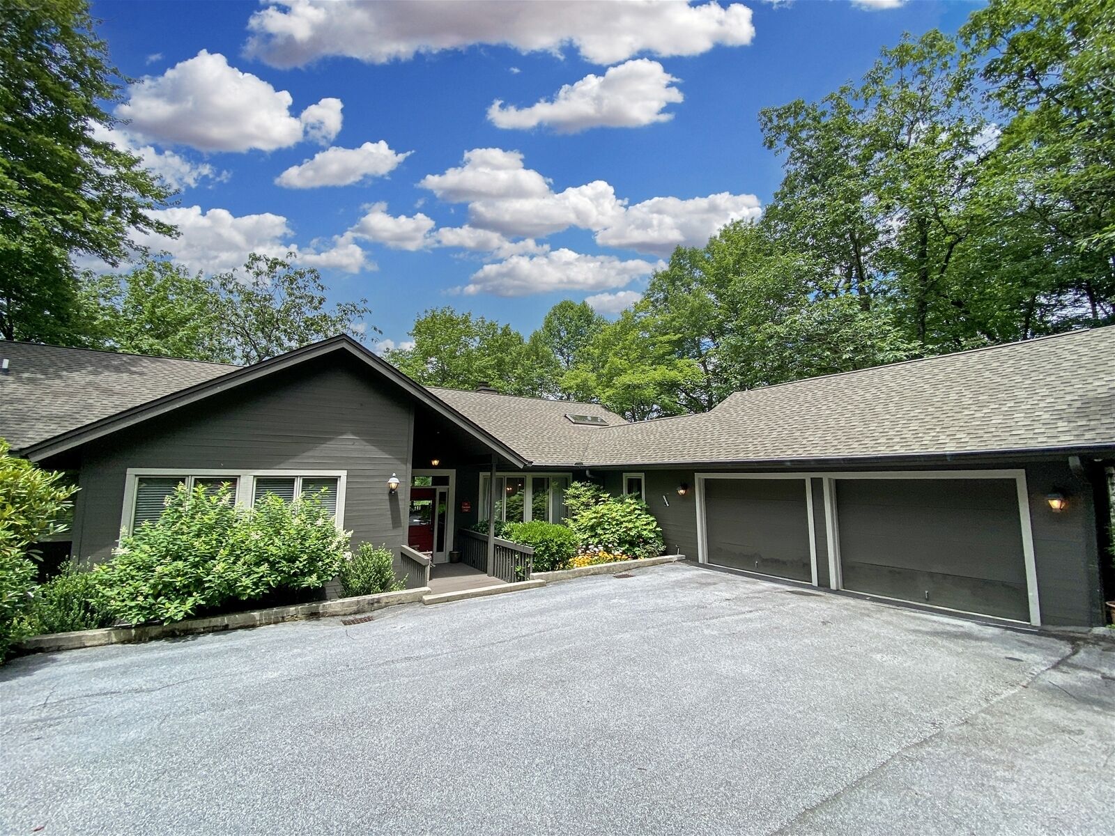 Falls Drive Cottage | Marvelous Home in the Highly Desired Highlands Falls Country Club Community