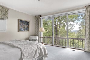 4 bedrooms, desk, iron/ironing board, free WiFi