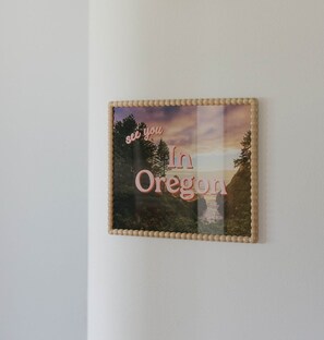 Ein gerahmtes Bild mit dem Text 'see you in Oregon' und einer schönen Landschaft.