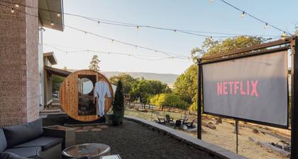Epic Game Room, Outdoor Movie Night, Hot Tub, Fire Pit