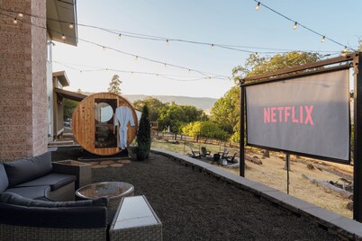 Epic Game Room, Outdoor Movie Night, Hot Tub, Fire Pit