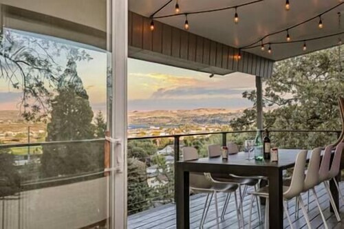 River Club: watch a movie outdoors under the stars, private hot tub, fire pit