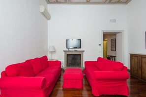 Living area - Vittoria Luxury Two Bedroom Apartment (Roma)