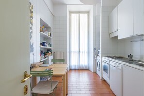 Réfrigérateur, un four, lave-vaisselle, cafetière-théière
