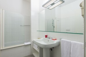 Duschwanne, Haartrockner, Bidet