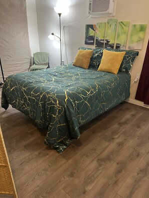 1 bedroom, desk, free WiFi, bed sheets