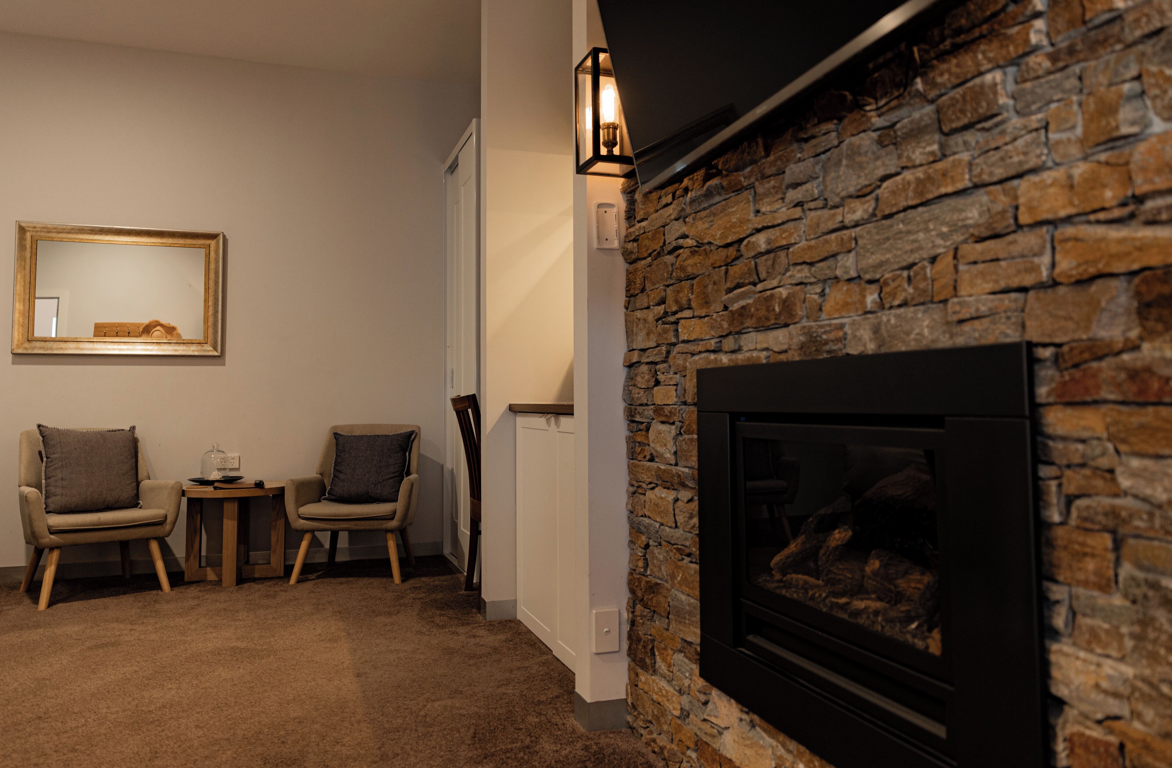 Habitación de lujo, 1 habitación (Family Suite 8) | Área de sala de estar | Smart TV de 55 pulgadas con canales digitales y televisión 