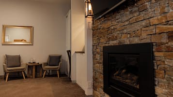 Luxe kamer, 1 slaapkamer (Family Suite 8) | Woonruimte | Een 55-inch smart-tv met digitale zenders en televisie