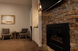 럭셔리룸, 침실 1개 (Family Suite 8) | 거실 공간 | 디지털 채널 시청이 가능한 55인치 스마트 TV, TV