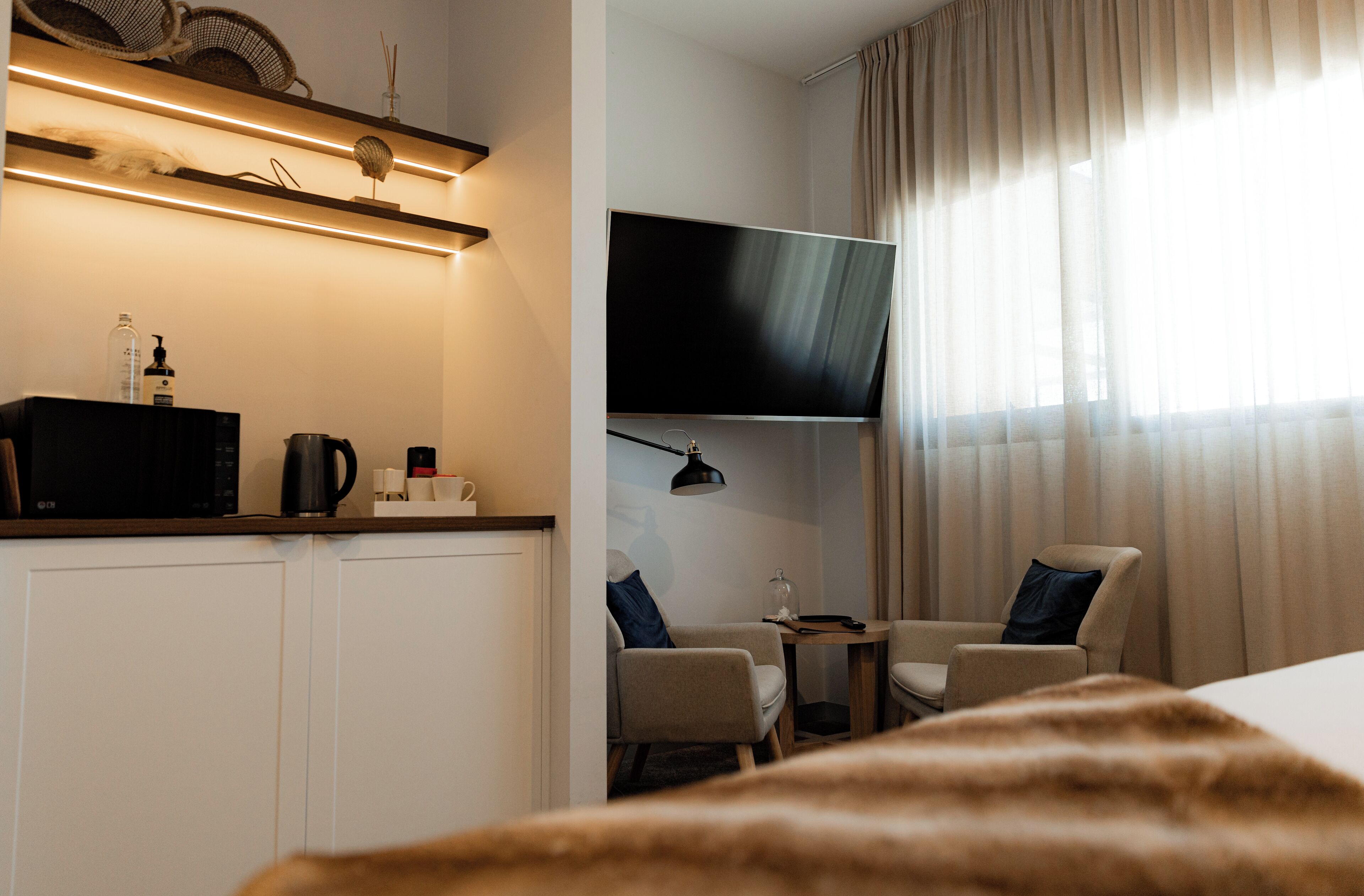 Luxury Studio Suite, 1 King Bed (King Suite 7) | Living area