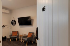 Luxury Studio Suite, 1 King Bed (King Suite 6) | Living area