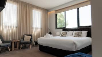 Luxury Studio Suite, 1 King Bed (King Suite 4) | Premium bedding, Select Comfort beds, soundproofing