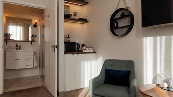 Luksusstudiosviitti, 1 suuri parisänky (King Suite 3) | Yksityinen keittonurkkaus | Minijääkaappi, mikroaaltouuni, espressokone, kahvin-/teenkeitin