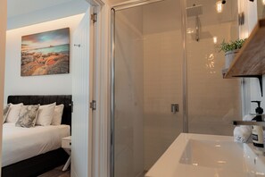 Luxury Studio Suite, 1 King Bed (King Suite 2) | Bathroom - Bay Of Fires Apartments (St Helens)